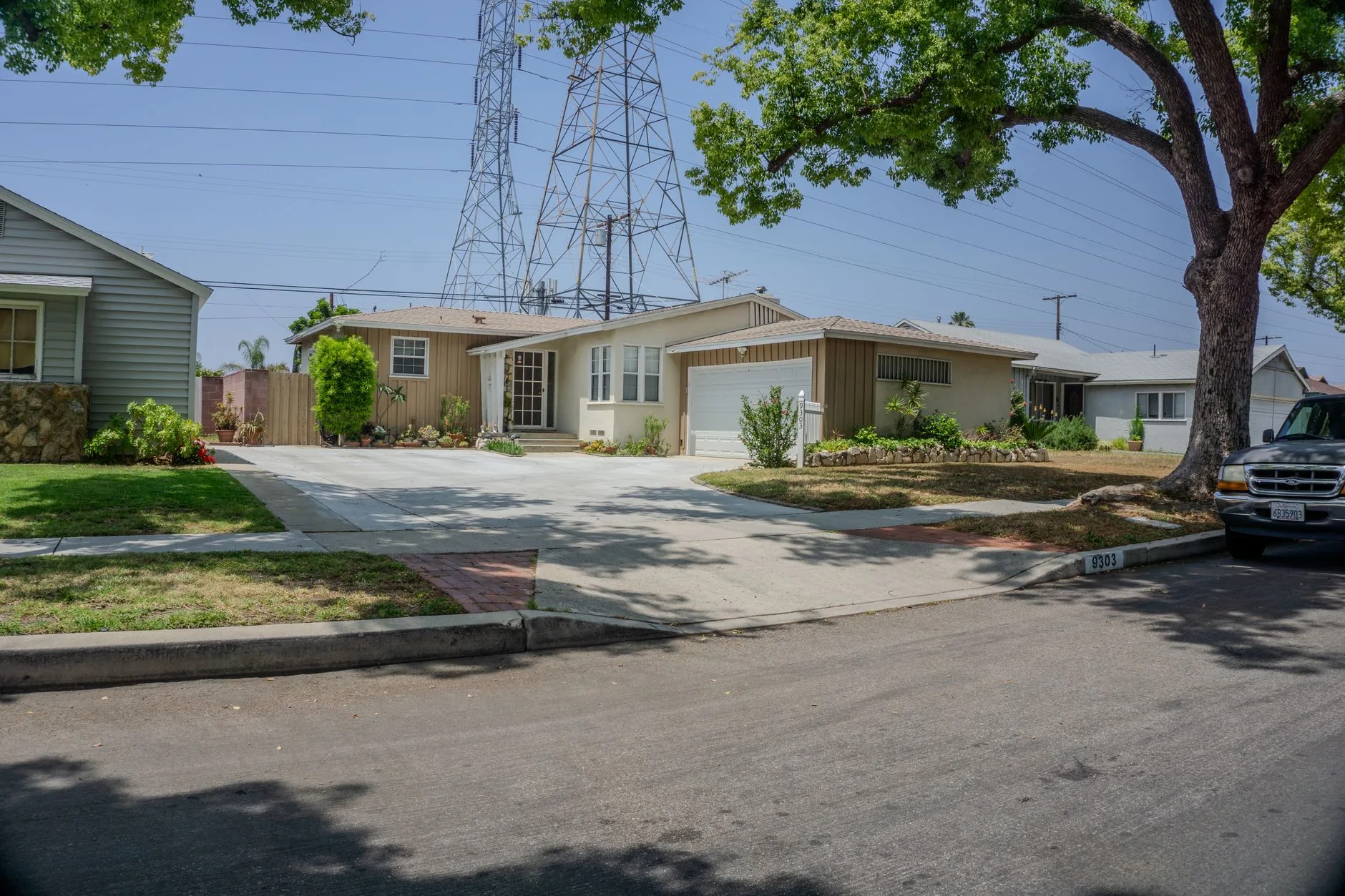 Mid-century residential home typical of the Santa Cruz area